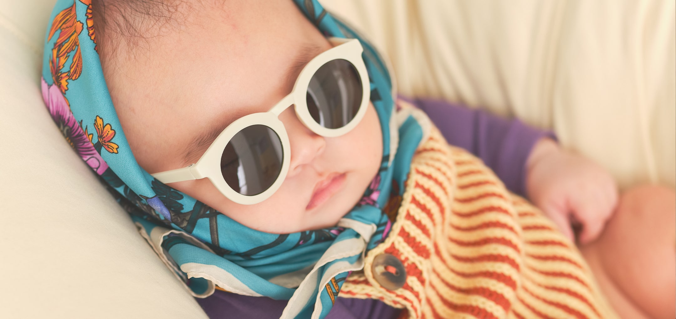 サングラスの下